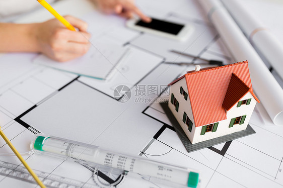 商业,建筑,建筑人的密切的生活房屋模型蓝图上建筑师的手图片
