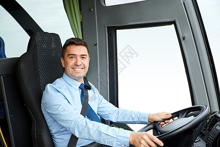 交通,旅游,公路旅行人的快乐司机驾驶城际巴士图片