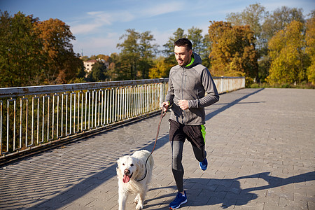 健身,运动,人,宠物慢跑快乐的人与拉布拉多猎犬户外跑步图片