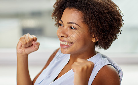 人,情感,手势成功的快乐的非裔美国轻妇女举拳头图片