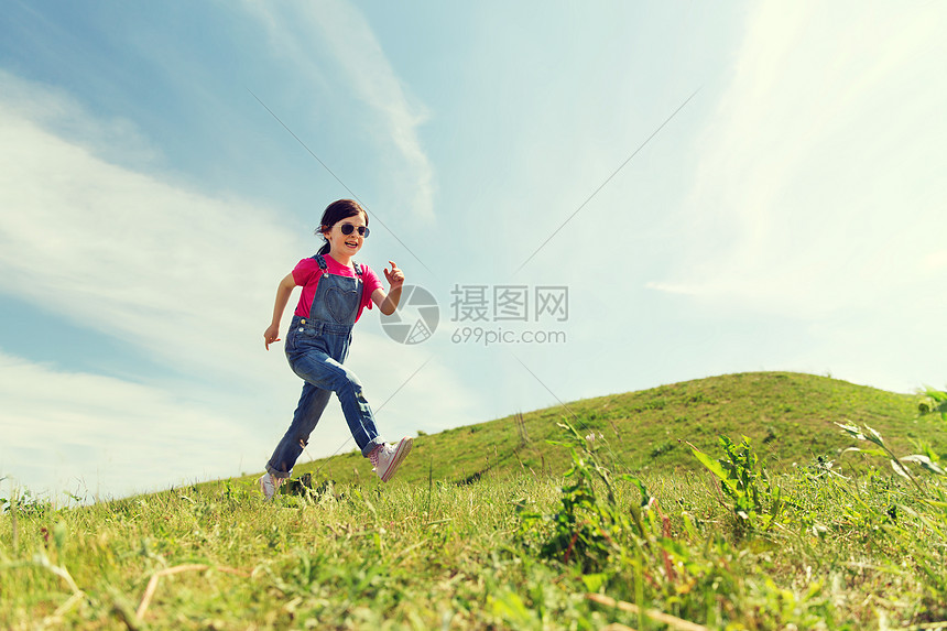 夏天,童,休闲人的快乐的小女孩绿色的夏天田野上奔跑