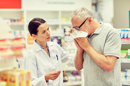 医药,药剂学,保健人的药剂师生病的老人流感鼻子药房高清图片