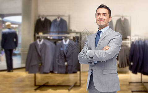 商业,人,男装,销售服装快乐的微笑商人穿西装服装店的背景图片
