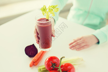 健康的饮食,食物,饮食人的密切妇女的手与番茄汁蔬菜图片