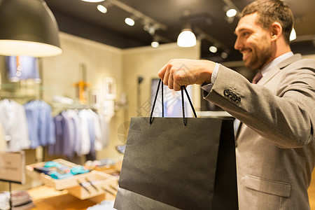 销售,时尚,零售,商业风格人的接近快乐的人穿着购物袋服装店图片