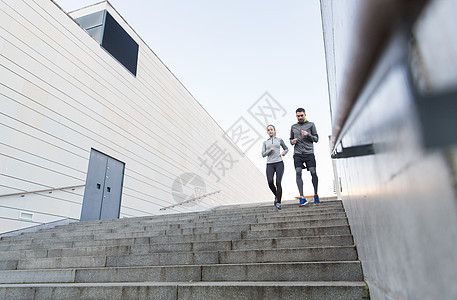 健身,运动,人,锻炼生活方式的夫妇跑楼下的城市楼梯图片