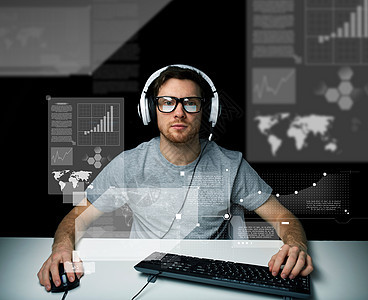 技术,网络,虚拟现实人的黑客人耳机眼镜与个人电脑键盘虚拟屏幕上图片