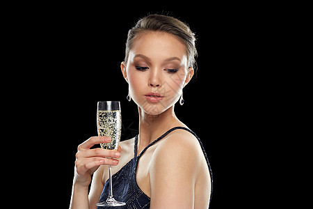 假日,夜生活,饮料,人奢侈的美丽的轻亚洲妇女黑色背景聚光灯下的聚会上喝香槟图片