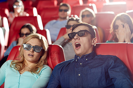 电影,技术,娱乐活动人的朋友与3D眼镜看惊悚电影剧院图片