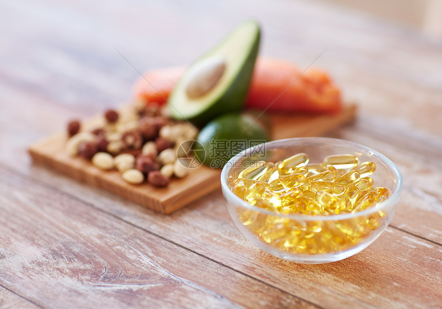 ‘~健康饮食欧米茄3营养补充剂的冷肝油胶囊璃碗食物桌子上  ~’ 的图片