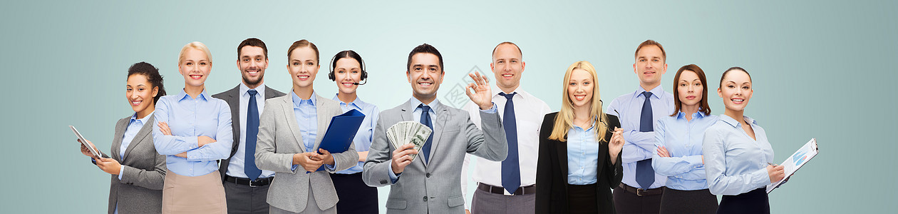 商业,人,金融银行群快乐的商人,带着蓝色背景的钱袋图片