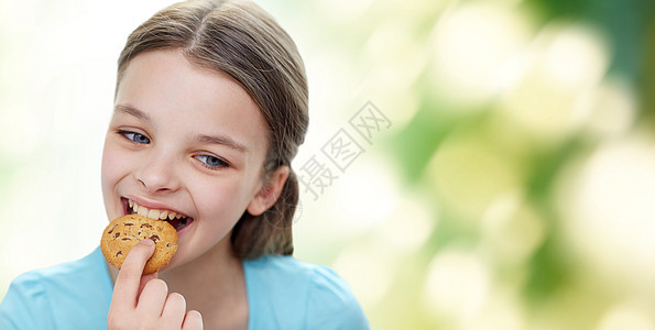 人们,快乐的童,食物,糖果包店的微笑的小女孩吃饼干饼干绿色的自然背景图片