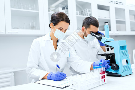 科学,化学,技术,生物学人的轻的科学家与试管显微镜临床实验室进行研究记录图片