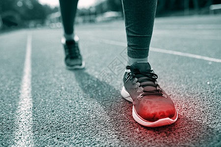 健身,运动,运动损伤,疼痛人的单色特写女人的脚腿运行轨道上的红色斑点图片