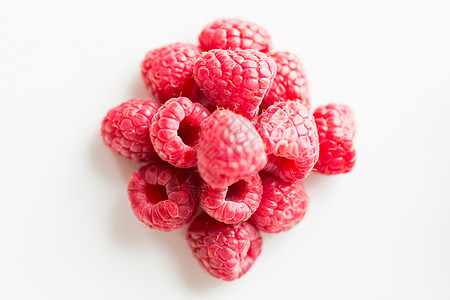 红色背景图水果,浆果,饮食,生态食品物品的多汁的新鲜成熟红树莓白色背景
