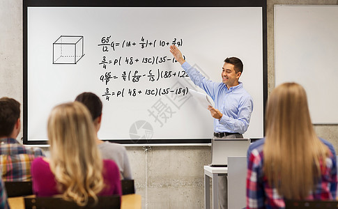 教育,高中,数学人的微笑的老师,记事本站学生前,教室的白板上数学平等数学的高清图片素材