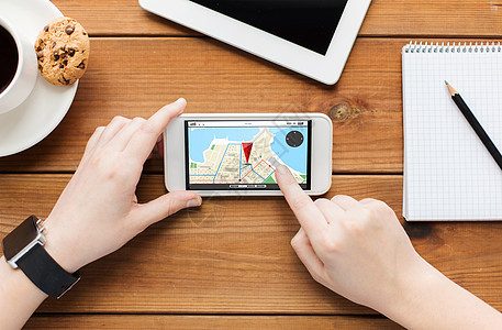 技术,商业,人导航妇女与GPS导航智能手机屏幕咖啡杯木桌上图片