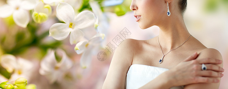 美丽,珠宝,人奢侈的美丽的亚洲妇女新娘与耳环,指环吊坠自然春天丁香花背景图片