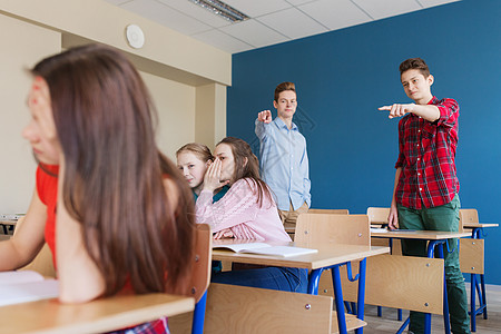 教育欺凌冲突社会关系人的学生学校背后取笑评判女孩同学图片