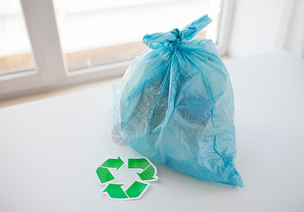 废物回收再利用垃圾处理环境生态家里带垃圾垃圾绿色回收符号的垃圾袋背景图片