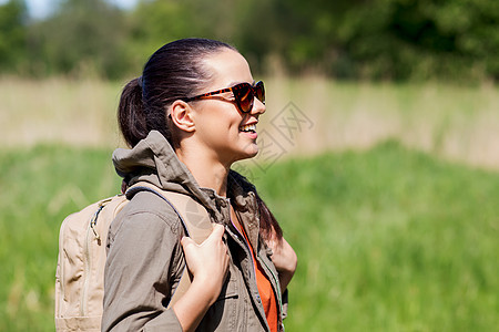 旅行,徒步旅行,背包旅行,旅游人们的快乐的轻女人戴着太阳镜,带着背包走户外图片