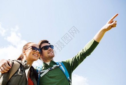 旅行,徒步旅行,背包旅行,旅游人们的快乐的夫妇与背包户外指向天空的东西图片