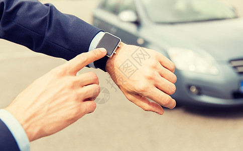 运输,商务旅行,技术,时间人的男的手与手表汽车停车图片