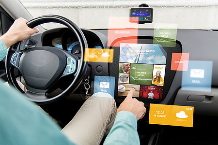 交通,现代技术,媒体人的近距离的人驾驶汽车与新闻电脑屏幕上图片