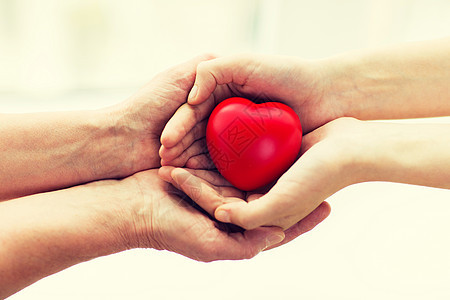 人,龄,家庭,爱保健的亲密的老妇女轻妇女的手牵着红心图片