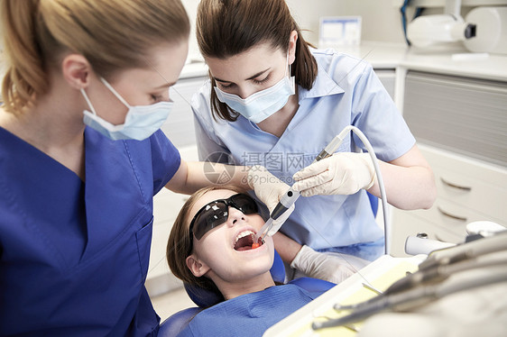 人,医学,口腔医学保健女牙医用镜子吸力治疗病人女孩牙齿牙科诊所办公室图片