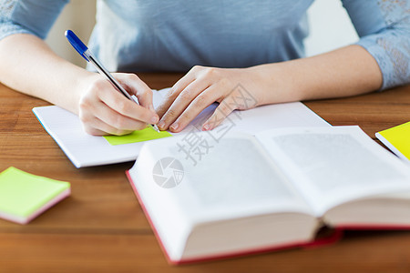 写钢笔字高中,教育,人学青学生妇女与书籍笔记本写贴纸家背景