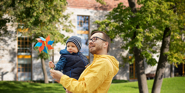 童梦乐园家庭,童,父亲,休闲人的快乐的父亲小儿子与风车玩具户外夏季城市院子的背景背景