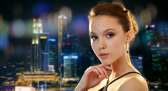 美丽,珠宝,人豪华美丽的亚洲妇女与钻石耳环新加坡城市夜景灯光背景图片