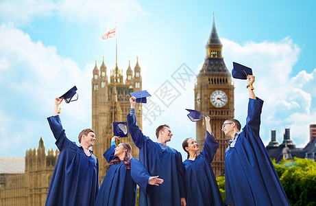教育,毕业人的群微笑的学生穿着长袍,挥舞着黑板伦敦城大本钟钟楼背景背景图片