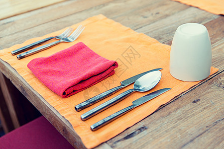 餐桌,银器饮食餐具与璃餐巾纸餐厅的桌子上图片