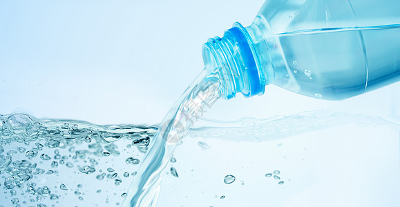 饮用,健康饮食食物储存饮用水塑料瓶蓝色背景图片