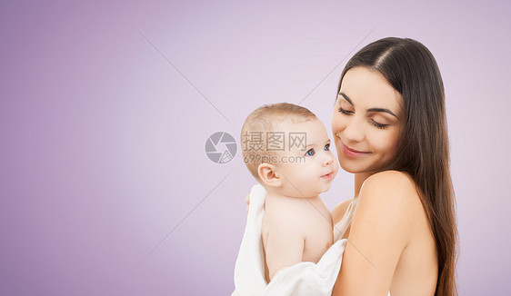 家庭,母亲,养育,人儿童保育的快乐的母亲抱着可爱的婴儿紫罗兰的背景图片