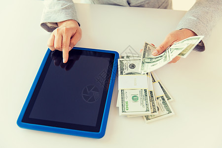 商业,金融,储蓄,技术人的密切妇女的手与平板电脑美元的钱图片