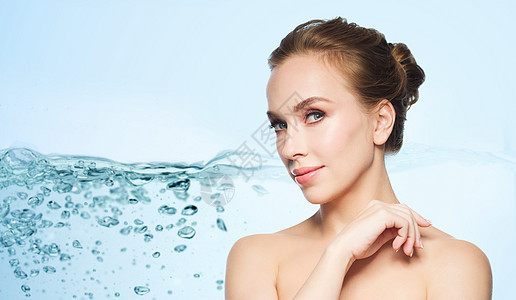 健康,人,整形手术美容美丽的轻女人脸上的水溅泡泡蓝色背景图片