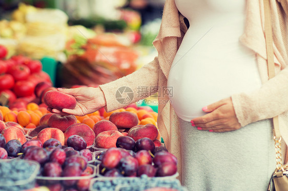销售,购物,怀孕人们的密切孕妇选择土星桃子街头食品市场图片