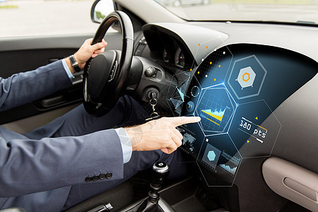 运输,商务旅行,现代技术人的近距离的人驾驶汽车,并指着电脑屏幕上的图表图片