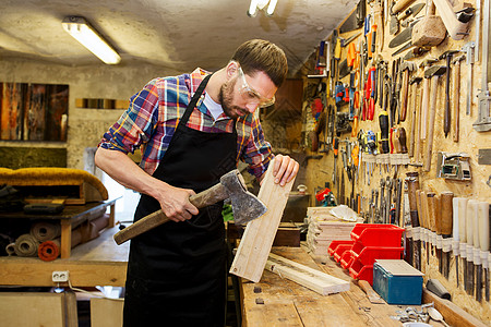 专业,木工,木工人的木匠与斧头木板车间工作图片