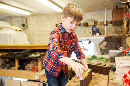 儿童,专业,木工,木工人的快乐的小男孩与尺子测量木板车间图片