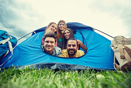 旅行,旅游,徒步旅行,设备人的群快乐的朋友帐篷里露营图片