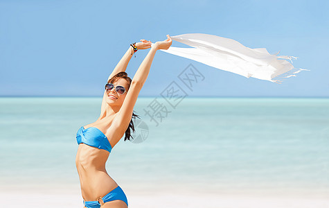 人们,暑假假期快乐的美丽女人穿着比基尼太阳镜与帕雷奥异国情调的马尔代夫海滩图片