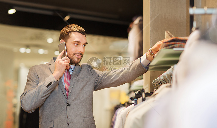 销售,购物,时尚,沟通人的快乐的轻人打电话智能手机选择衣服服装店图片