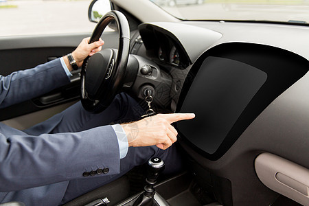 运输,商业,现代技术人的近距离的人驾驶汽车,并指向空白的车载计算机屏幕图片
