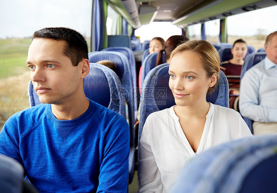 交通,旅游,公路旅行人们的幸福的夫妇与群快乐的乘客游客旅游巴士图片
