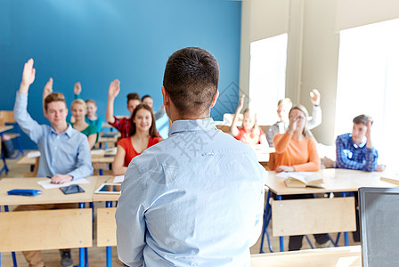 男人手教育高中教学学人的群快乐的学生课堂上举手老师背景