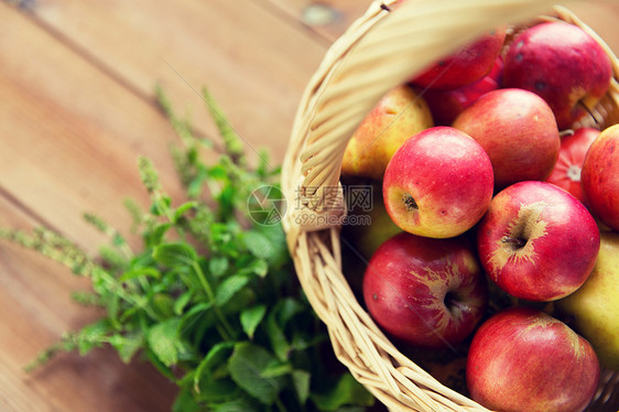 园艺,季节,秋天水果的柳条篮子与成熟的红色苹果草药木桌上图片